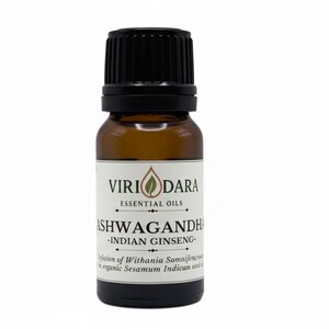 K&ouml;nnte beinhalten: Eine braune Glasflasche mit &auml;therischem &Ouml;l und einem schwarzen Deckel. Auf dem Etikett steht "Viri Dara Essential Oils" und "Ashwagandha - Indian Ginseng". Die Flasche enth&auml;lt eine klare Fl&uuml;ssigkeit.