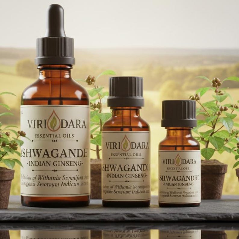 K&ouml;nnte beinhalten: Drei braune Glasflaschen mit &auml;therischen &Ouml;len, schwarzen Deckeln und wei&szlig;en Etiketten. Auf den Etiketten steht "Viri Dara Essential Oils" und "Shwagandhi - Indian Ginseng". In der gr&ouml;&szlig;ten Flasche befindet sich eine Pipette.