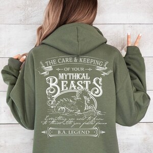 Fantasy Sweatshirt Mythisch Fantastische Tierwesen Buchliebhaber Kapuzenpullover Zauberer Pullover Drachen Hoodie Script Cursive Sweatshirt für Leser