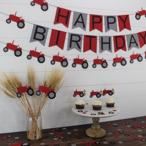 K&ouml;nnte beinhalten: Rote und graue Traktor-Geburtstagsdekoration. Ein Banner mit der Aufschrift "Happy Birthday" mit roten und grauen Wimpeln und roten Traktoren. Es gibt auch rote Traktor-Cupcake-Topper und rote und graue Konfetti.