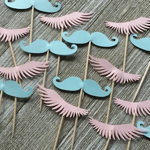 Puede incluir: Un conjunto de accesorios para fiestas con bigotes azules y alas de plumas rosas en palos de madera. Los accesorios son perfectos para agregar un toque divertido y festivo a cualquier fiesta.