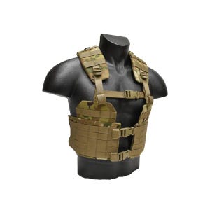 Peut inclure: Un gilet tactique de camouflage, présenté sur un mannequin noir. Le gilet comporte plusieurs poches, des sangles réglables et une conception modulaire. La palette de couleurs comprend des nuances de beige, de marron et de vert.
