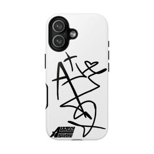 Peut inclure: Coque de téléphone blanche avec un motif abstrait noir. Le motif comprend le texte "At" et "Alien State" dans une police stylisée. L'étui a une finition brillante et une découpe pour l'appareil photo.