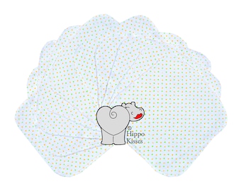 Pode incluir: Um pacote de 10 panos de arroto branco com um padrão de bolinhas verdes e laranja. Os panos são dobrados em forma de leque e apresentam um pequeno hipopótamo de desenho animado com o texto "Hippo Kisses" na parte inferior.