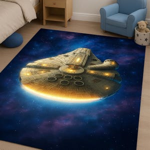Puede incluir: Una alfombra rectangular con una ilustración detallada de una nave espacial contra un fondo espacial estrellado. La alfombra tiene una combinación de colores azul y púrpura con una luz amarilla y naranja brillante que emana de la nave espacial.