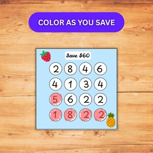 K&ouml;nnte beinhalten: Eine hellblaue, quadratische Spar-Tracker-Karte mit dem Text "Save $60" und "COLOR AS YOU SAVE". Die Karte zeigt ein Raster aus sechzehn Kreisen mit Zahlen, wobei vier Kreise mit rosa Schattierung ausgef&uuml;llt sind. Eine Erdbeere und eine Ananas sind abgebildet.