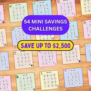 K&ouml;nnte beinhalten: Eine Sammlung quadratischer Spar-Challenge-Karten in verschiedenen Pastellfarben, jede mit einem Raster aus nummerierten Kreisen. Der zentrale Text lautet 54 MINI SAVINGS CHALLENGES und SAVE UP TO $2,500. Jede Karte enth&auml;lt kleine Symbole wie Bienen und Fr&uuml;chte.