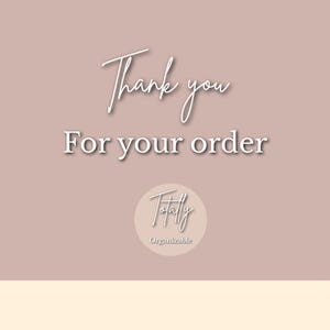 K&ouml;nnte beinhalten: Eine quadratische Grafik mit einem altrosa Hintergrund und dem wei&szlig;en Text Thank you For your order in einer Mischung aus Schreib- und Serifenschrift. Unter dem Text befindet sich ein kreisf&ouml;rmiges Logo mit dem Wort Totally und Organizable.