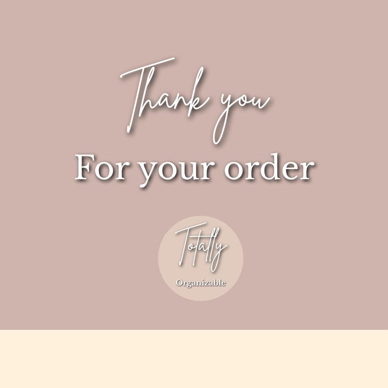 K&ouml;nnte beinhalten: Eine quadratische Grafik mit einem altrosa Hintergrund und dem wei&szlig;en Text Thank you For your order in einer Mischung aus Schreib- und Serifenschrift. Unter dem Text befindet sich ein kreisf&ouml;rmiges Logo mit dem Wort Totally und Organizable.