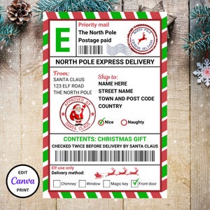 Puede incluir: Una etiqueta de entrega North Pole Express con temática navideña con rayas rojas y verdes. La etiqueta incluye campos de texto para la información del remitente y del destinatario, un sello de Papá Noel y una casilla de verificación "Nice" o "Naughty".