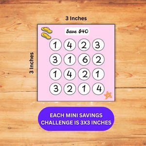 K&ouml;nnte beinhalten: Eine quadratische, rosafarbene Spar-Challenge-Karte mit den Ma&szlig;en 7,62 x 7,62 cm. Die Karte zeigt ein Raster aus sechzehn Kreisen mit Zahlen, ein Save $40-Etikett, gelbe Flip-Flop-Symbole und einen orangefarbenen Seestern. Der Text gibt 3x3 Zoll an.
