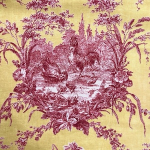 Puede incluir: Tela amarilla con un patrón de toile de Jouy burdeos. El diseño presenta un gallo, una gallina, polluelos y elementos del paisaje rural. Los bordes florales y de follaje enmarcan la escena central, creando una estética clásica y decorativa.