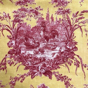 Puede incluir: Tela amarilla con un patrón de toile de Jouy burdeos. El diseño presenta un gallo, una gallina, polluelos y elementos del paisaje rural. Los bordes florales y de follaje enmarcan la escena central, creando una estética clásica y decorativa.
