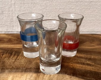 Zestaw 3 wielokolorowych kieliszków do shotów Vintage Tsing Tao MCM Banded (celuloid)