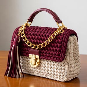 Puede incluir: Una taza de cerámica blanca con un asa negra y el texto "But First, Coffee" en negro, con una fuente de estilo manuscrito. La taza está sobre una superficie blanca.