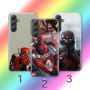 Puede incluir: Tres fundas para teléfono con ilustraciones de Deadpool. Las fundas muestran a Deadpool en varias poses de acción, con una combinación de colores rojo y negro. Las fundas están numeradas 1, 2 y 3, sobre un fondo degradado arcoíris.