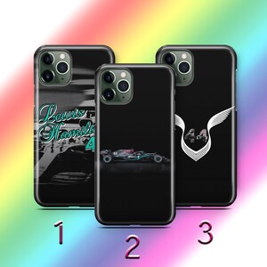 Może przedstawiać: Trzy czarne etui na telefony z motywami wyścigów Formuły 1. Jedno etui zawiera napis "Lewis Hamilton" i numer 4. Inne przedstawia samochód wyścigowy, a trzecie ma wzór skrzydła z numerem 44.