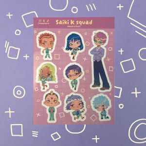 Peut inclure: Planche de stickers avec des personnages de dessins animés de la série "Saiki K". Les autocollants sont sur un fond violet avec des formes blanches. Le texte "Saiki K squad" et "Nagara Store" est visible.