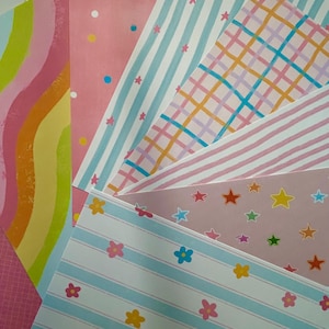 Peut inclure: Une collection de feuilles de papier à motifs variés. Les feuilles présentent des rayures, des étoiles, des pois et des motifs floraux dans des couleurs pastel comme le rose, le bleu, le jaune et l'orange. Certaines feuilles ont des motifs arc-en-ciel.
