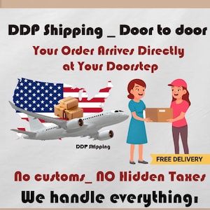 Peut inclure: Illustration promotion de la livraison porte-&agrave;-porte. L'image pr&eacute;sente un avion transportant des colis au-dessus d'une carte des &Eacute;tats-Unis. Deux femmes &eacute;changent un colis. Le texte comprend "DDP Shipping", "Your Order Arrives Directly at Your Doorstep" et "Free Delivery."