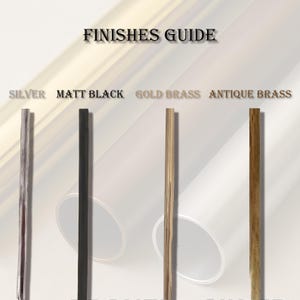 Peut inclure: Un "Guide des finitions" pr&eacute;sente des &eacute;chantillons d'argent, de noir mat, de laiton dor&eacute; et de laiton antique. Chaque finition est repr&eacute;sent&eacute;e par un &eacute;chantillon rectangulaire vertical. L'&eacute;chantillon argent&eacute; a un &eacute;clat m&eacute;tallique, le noir mat est uni.