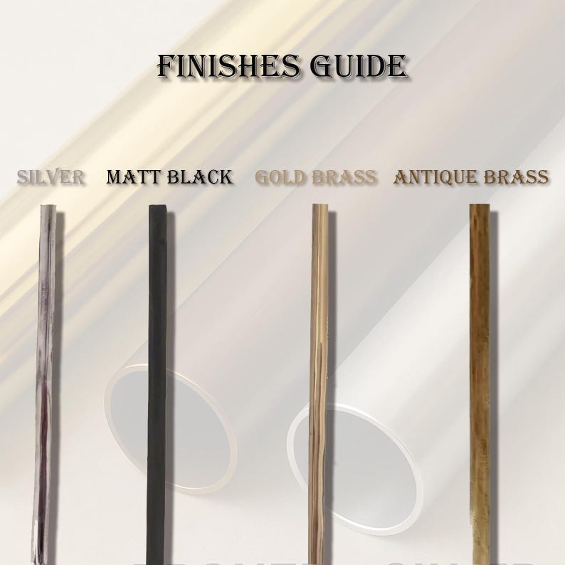 Peut inclure: Un "Guide des finitions" pr&eacute;sente des &eacute;chantillons d'argent, de noir mat, de laiton dor&eacute; et de laiton antique. Chaque finition est repr&eacute;sent&eacute;e par un &eacute;chantillon rectangulaire vertical. L'&eacute;chantillon argent&eacute; a un &eacute;clat m&eacute;tallique, le noir mat est uni.
