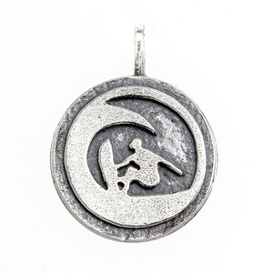 Medallion necklace with the Surfer medallion