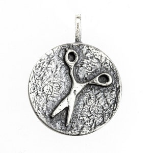 Medallion necklace with the Scissors medallion