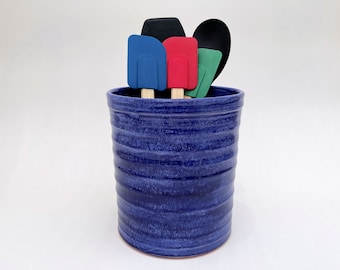 Crock de utensilios azul grande, soporte de utensilios de cerámica alto, caddy de cocina de cerámica hecho a mano de color azul cobalto profundo