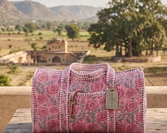Met handblok bedrukte roze gewatteerde plunjezak met bloemen, handgemaakte katoenen reistas met blokprint, Indiase weekender gewatteerde reistas 's nachts