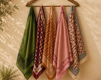 Set med 5 handgjorda bandanas med blocktryck | Bomullshuvuddukar | Kollektion av hantverksmässigt tryckta bandanas | Rustik bohemisk väggdekoration