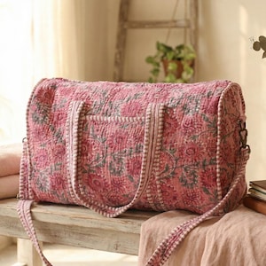 Może przedstawiać: Biały ceramiczny kubek z czarnym uchwytem i napisem "But First, Coffee" czarną, pogrubioną czcionką. Kubek stoi na drewnianej powierzchni. Kubek ma 10 cm wysokości.