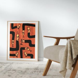 Könnte beinhalten: Abstrakter Kunstdruck mit einem sich wiederholenden Muster aus schwarzen Armen, die Weingläser und eine Flasche vor einem orangefarbenen Hintergrund halten. Das Kunstwerk ist in einem hellen Holzrahmen gerahmt und lehnt an einer weißen Wand.