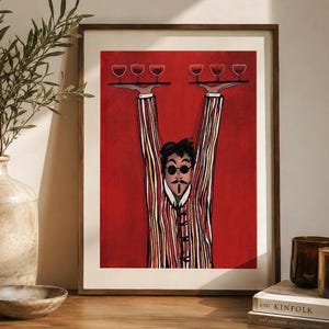 Könnte beinhalten: Ein gerahmter Kunstdruck mit einer stilisierten Illustration einer Person mit Schnurrbart und runder Brille in einer gestreiften Jacke. Die Person hält zwei Tabletts über dem Kopf, auf denen jeweils drei Gläser mit roter Flüssigkeit stehen.