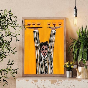 Pode incluir: Uma impressão artística emoldurada retrata um garçom com os braços levantados, segurando bandejas de taças de vinho. A obra de arte apresenta um fundo amarelo e uma figura com um terno listrado. A imagem é exibida em uma prateleira com plantas e itens decorativos.