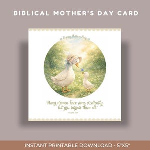 Könnte beinhalten: Quadratische Muttertagskarte mit einer Aquarellillustration einer Gans und eines Gänsekükens in einer sonnigen Wiese. Die Karte enthält den Text "Biblical Mother's Day Card" und ein Zitat aus Sprüche 31:29. Die Karte misst 12,7 cm x 12,7 cm.