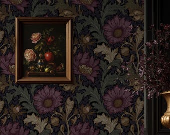 Op de afbeelding: Een ingelijst stilleven schilderij hangt aan een muur bedekt met donker bloemenbehang. Het behang heeft grote paarse bloemen, groene bladeren en bruine accenten. Het schilderij toont een vaas met bloemen en fruit.