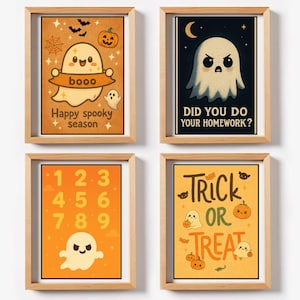 Könnte beinhalten: Vier gerahmte Halloween-Kunstdrucke. Die Drucke zeigen Geister, Kürbisse, Fledermäuse und die Sätze "booo", "Happy spooky season", "Did you do your homework?", "Trick or Treat" und die Zahlen 1-9. Die Drucke sind in Holzrahmen.