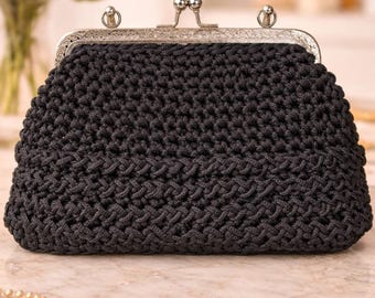 Gillard bag - 16cm high, 27cm long and 7cm wide, d'avŏ clasp, strap
