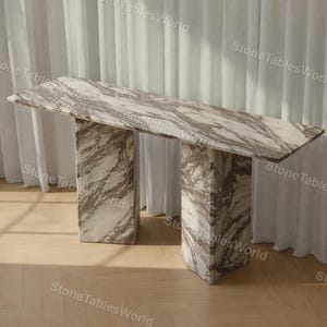 Puede incluir: Juego de tres tazas de cerámica color crema con esmalte moteado. Cada taza presenta un diseño floral pintado a mano en tonos azules, verdes y amarillos. Las tazas tienen una forma simple y redondeada, con asa.