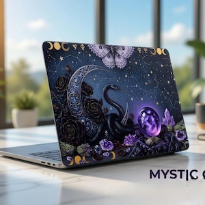 Op de afbeelding: Laptophoes met een donkerblauw hemels ontwerp met een halve maan, slang, rozen en een kristallen bol. De hoes heeft een vlinder en sterren. De tekst "MYSTIC COVER" is zichtbaar.