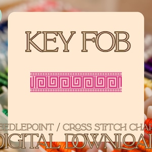 Pode incluir: Um gráfico de download digital com as palavras "KEY FOB" em uma fonte serifada acima de um padrão de chave grega rosa e branco. O texto "NEEDLEPOINT / CROSS STITCH CHART DIGITAL DOWNLOAD" está abaixo. Um logotipo com um urso está no canto superior esquerdo.
