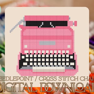 Può includere: Un modello a punto croce rosa di una macchina da scrivere con parte superiore e tastiera nere. L'immagine include il testo "NEEDLEPOINT / CROSS STITCH CHART" e "DIGITAL DOWNLOAD". Lo sfondo è beige chiaro.