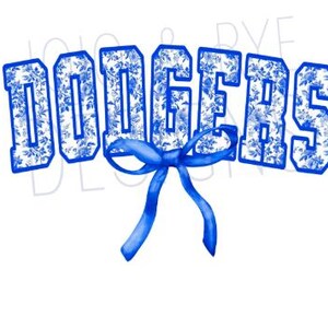 Puede incluir: La palabra "DODGERS" en letras azules con estampado floral con un lazo azul a juego. El dise&ntilde;o est&aacute; sobre un fondo blanco. El estampado floral presenta flores blancas y hojas azules.