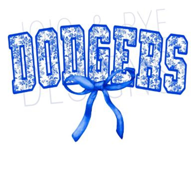 Puede incluir: La palabra "DODGERS" en letras azules con estampado floral con un lazo azul a juego. El dise&ntilde;o est&aacute; sobre un fondo blanco. El estampado floral presenta flores blancas y hojas azules.