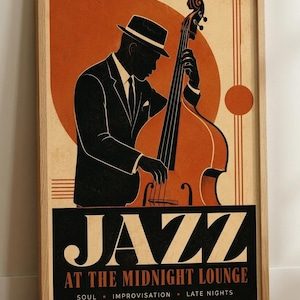 Könnte beinhalten: Gerahmtes Jazz-Poster mit Retro-Design. Es zeigt die Silhouette eines Musikers, der einen Kontrabass vor einem orangefarbenen Hintergrund spielt. Das Poster trägt die Aufschrift "JAZZ AT THE MIDNIGHT LOUNGE" und ist in hellem Holz gerahmt.