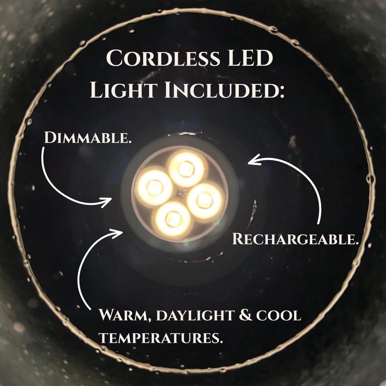 Puede incluir: Una vista circular de una luz LED inal&aacute;mbrica con cuatro bombillas brillantes. El texto dice: CORDLESS LED LIGHT INCLUDED: DIMMABLE. RECHARGEABLE. WARM, DAYLIGHT & COOL TEMPERATURES. La luz est&aacute; colocada dentro de una carcasa circular oscura.