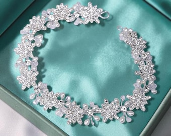 Conjunto de accesorios de novia: diadema y pendientes de perlas.