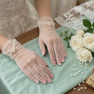 Guanti da sposa bianchi trasparenti / Dettaglio di perle sul polso / Accessori da sposa per spose moderne