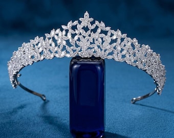 Sparkling Bridal Tiara – Elegant Design